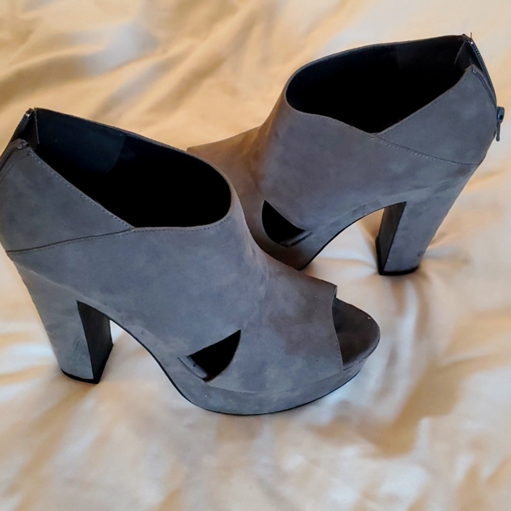 Aldo Grey Suede Platform  Heels sz 10